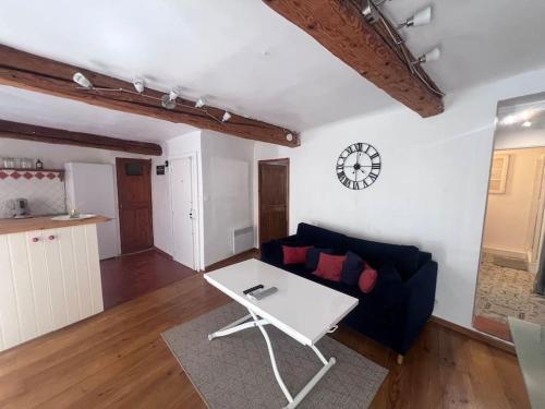un salon avec un canapé et une table dans l'établissement Charmant T2 Provençal, à Aix-en-Provence