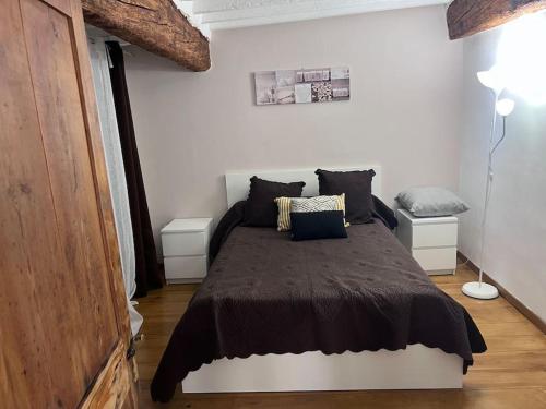 une chambre avec un grand lit dans une pièce dans l'établissement Charmant T2 Provençal, à Aix-en-Provence