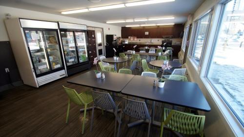 Ресторан / где поесть в HI Calgary City Centre - Hostel