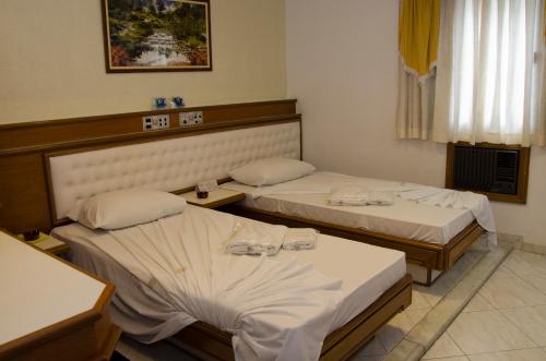 Кровать или кровати в номере Omega Palace Hotel