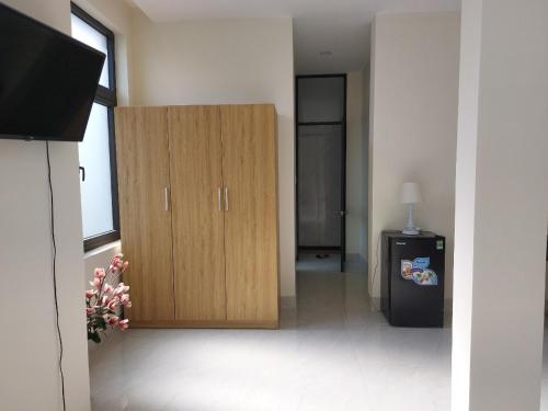 Una televisión o centro de entretenimiento en COM NHA homestay