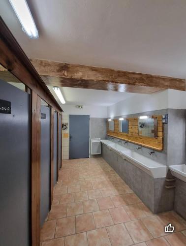 La salle de bains est pourvue de 2 lavabos et d'une grande baignoire. dans l'établissement Domaine de la Graou, à La Palud-sur-Verdon