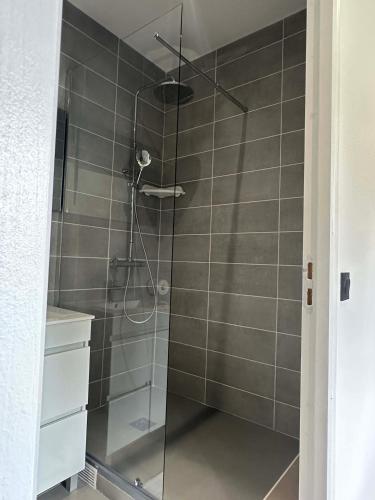 a bathroom with a shower with a glass door at Studio a 50 metre de la mer in Cayenne