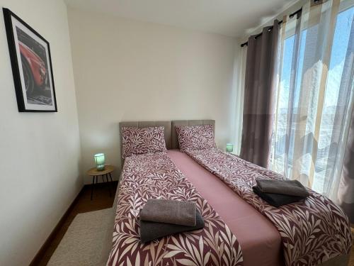 a bed in a room with a window at BW Arcadia deluxe apartments in Sajmište
