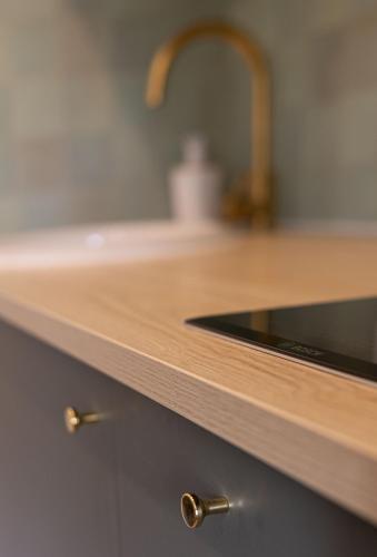 - un comptoir de cuisine avec un évier et un comptoir dans l'établissement Chambres d'hôtes Mérignac avec jacuzzi privatif pour le studio, à Mérignac