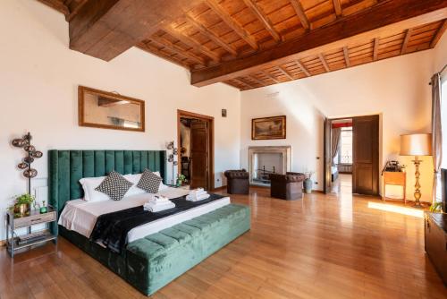 Un pat sau paturi într-o cameră la Appartamento con vista piazza Navona