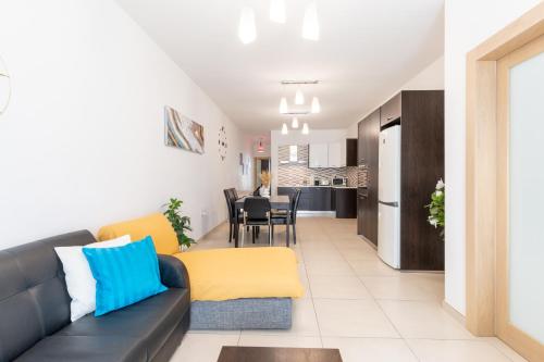 Kuchyň nebo kuchyňský kout v ubytování 2 Bedroom in Central St Julians Prime Location in Paceville APT 3 by Vaganza