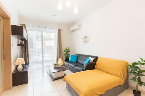 Posezení v ubytování 2 Bedroom in Central St Julians Prime Location in Paceville APT 3 by Vaganza