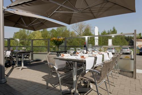 Reštaurácia alebo iné gastronomické zariadenie v ubytovaní Aero44 Hotel Charleroi Airport