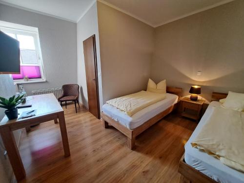 Postel nebo postele na pokoji v ubytování Hotel zum Hirsch