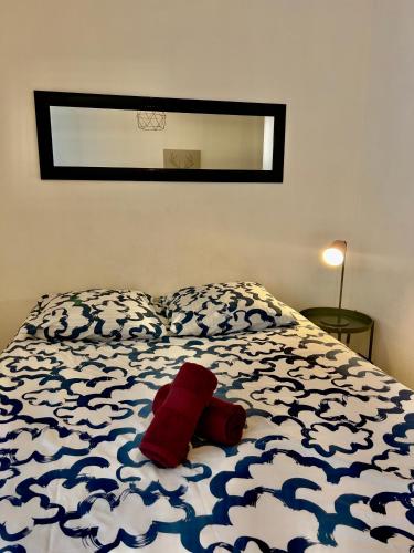 un animal farci de couleur rouge posé sur un lit dans l'établissement Le Châteaudun Thabor Centre ville, à Rennes