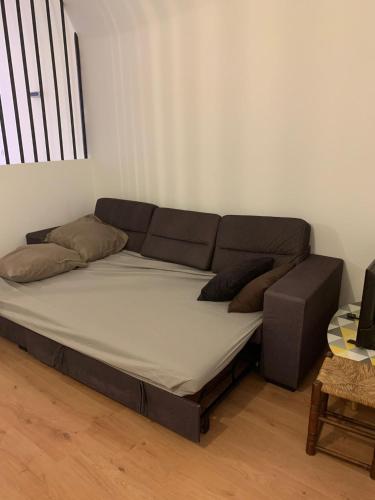 Cette chambre comprend un grand lit et un canapé. dans l'établissement Maison colonnes 4 personnes, à Bastia