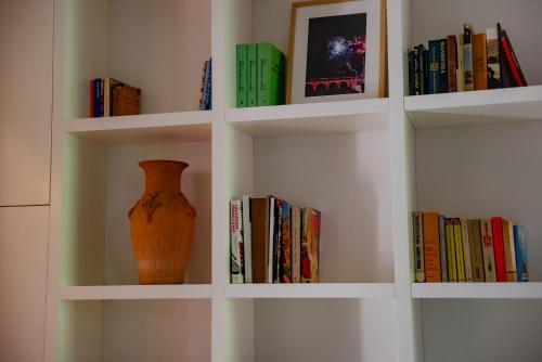 a book shelf filled with books and a vase at La Casa del Conte in Cerreto