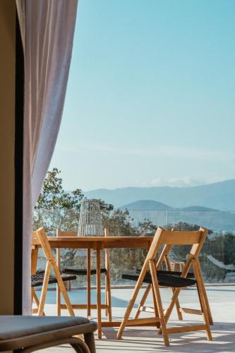une table et des chaises sur un balcon avec vue dans l'établissement Appartement premium de 70m2 avec piscine individuelle, à Grosseto-Prugna