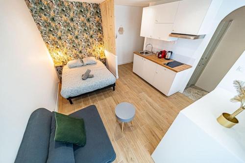 un petit salon avec un canapé et une cuisine dans l'établissement 