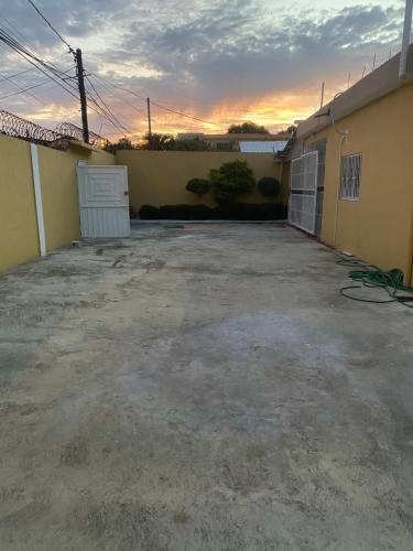 Un estacionamiento vacío frente a un edificio en La Castillada House, en Santa Cruz de Barahona