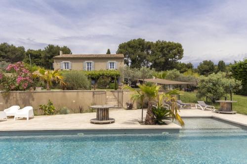 une villa avec piscine et une maison dans l'établissement Mas Carla, à Noves