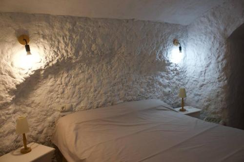 Postel nebo postele na pokoji v ubytování RentitSpain El Rincón, Casa Cueva en Guadix