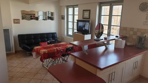 un salon avec un canapé et une table dans l'établissement T3 Centre, à Romans-sur-Isère