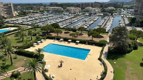 - une vue aérienne sur un port de plaisance avec de nombreux bateaux dans l'établissement Appartement T3 de Standing vue Mer et Marina, à Mandelieu-la-Napoule