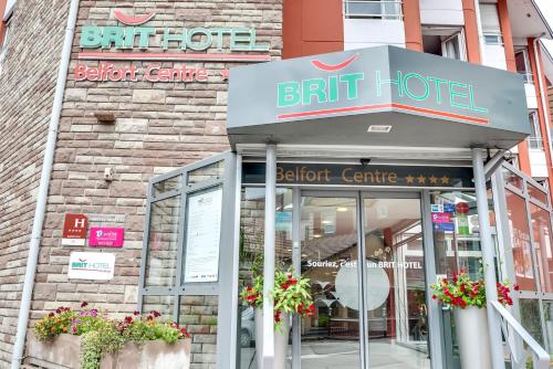 a restaurant with a sign on the front of a building at Brit Hotel Belfort Centre-Le Boreal in Belfort