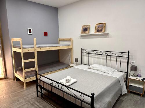 Un pat sau paturi într-o cameră la B&B I TRE SANTI