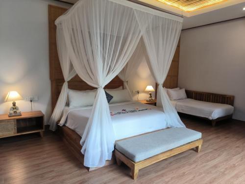 Voodi või voodid majutusasutuse Sawitri Anandhita Luxury Villas toas