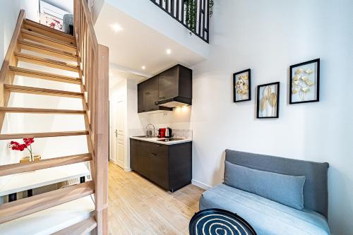 Ce petit appartement dispose d'un escalier et d'une cuisine. dans l'établissement 