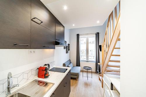 une cuisine avec un évier et un escalier dans l'établissement 