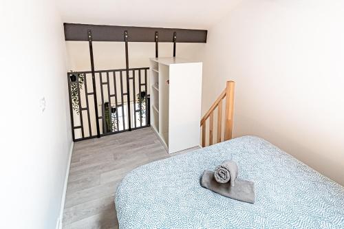 une chambre avec un lit et un escalier dans l'établissement 