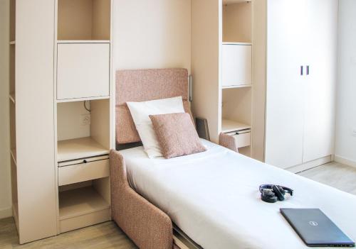 Ένα ή περισσότερα κρεβάτια σε δωμάτιο στο Twenty Business Flats Lille - Bayard