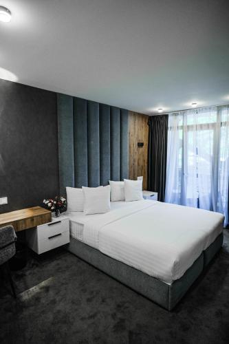 Postel nebo postele na pokoji v ubytování London Hotel Yerevan