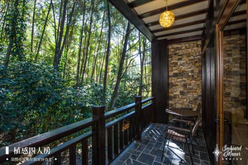 a screened porch with a chair and a chandelier at 日月潭森堡萊夫莊園 in Yuchi