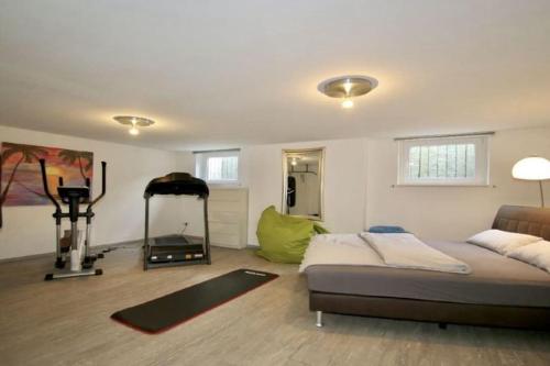 Un dormitorio con una cama y una sala de estar. en exklusives Haus mit Pool&Sauna, en Hamm