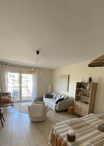 un salon avec un canapé et un lit dans l'établissement Marina l Appuntamento, à Aigues-Mortes
