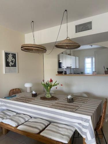 une pièce avec une table avec une table sidx sidx sidx dans l'établissement Marina l Appuntamento, à Aigues-Mortes