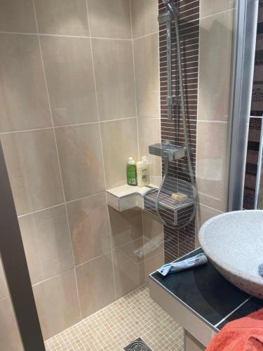 une salle de bain avec douche et lavabo dans l'établissement Capfamille, au Cap d'Agde