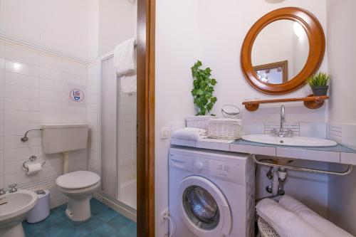 a bathroom with a washing machine and a sink at Residenze Giulietta Capuleti 1 in Verona