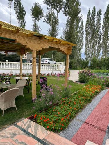 Ein Garten an der Unterkunft Raku