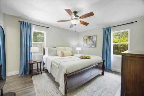 ゲインズビルにある2 Miles to UF & DT - Pergola Fire Pit Game Roomのベッドと天井扇風機のある寝室