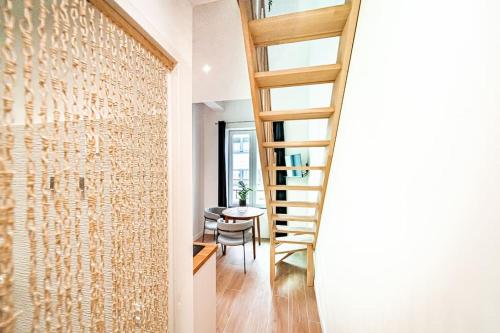- un escalier en bois dans une chambre avec une table dans l'établissement 