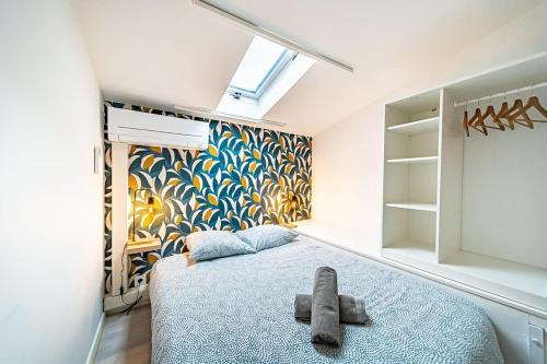 une chambre avec un grand lit avec une couverture bleue dans l'établissement 