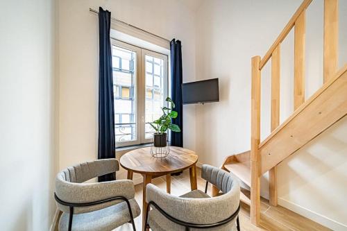 une salle à manger avec une table et des chaises et un escalier dans l'établissement 