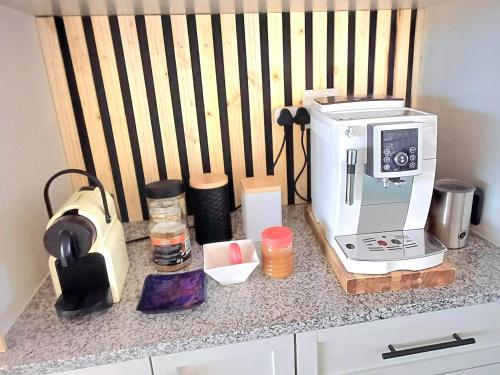 a kitchen counter with a coffee maker and a coffeemaker at Kruger Huisie Parys in Parys