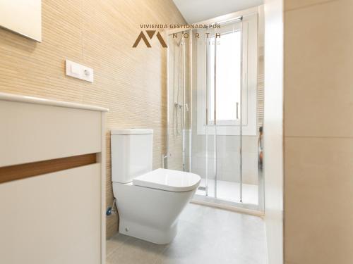 ア・コルーニャにあるRonda 156 - 2 Plantaのトイレとシャワー付きのバスルーム