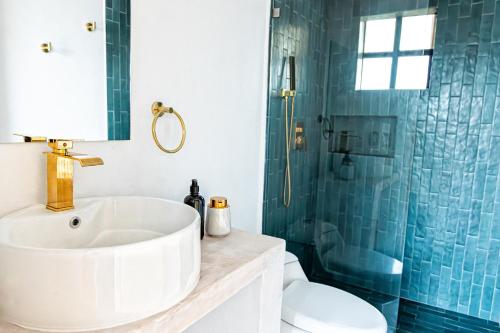 a bathroom with a white sink and a shower at Casa Palma 2 in La Paz