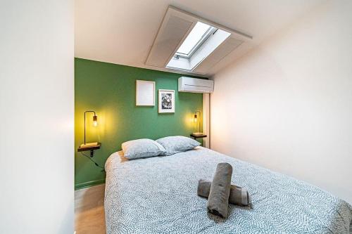 une chambre avec un lit avec un animal en peluche dessus dans l'établissement 