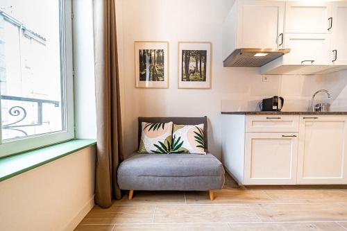 un salon avec une chaise et une cuisine dans l'établissement 