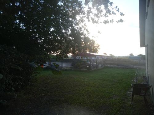 a yard with a fence and a field of grass at Beier in Neustrelitz