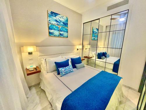 Postel nebo postele na pokoji v ubytování Spectacular ground floor with direct access to the infinity pool and views of the golf course-G115 Star